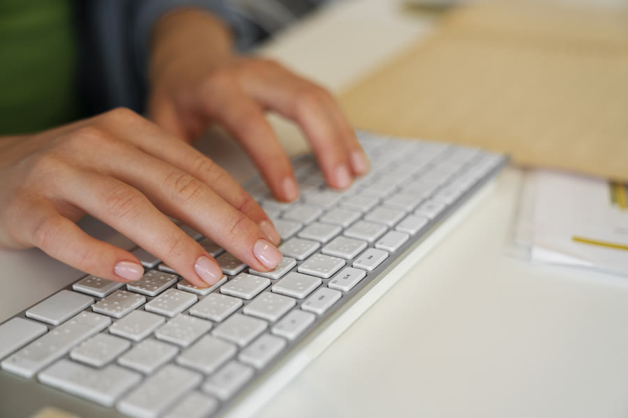 Mãos digitando em um teclado