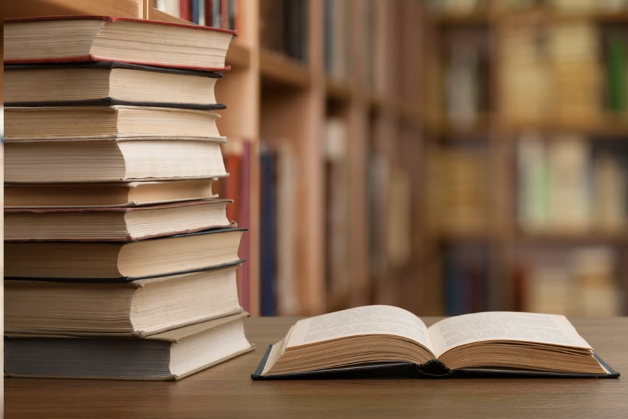 Livros abertos sobre uma mesa